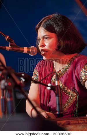 Pooja Angra zpěvu na festivalu respekt Exeter.