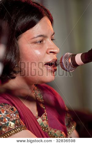 Pooja Angra zpěvu na festivalu respekt Exeter.