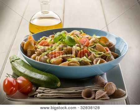  wheatmeal orecchiette met segment julienne courgettes en verse tomaten