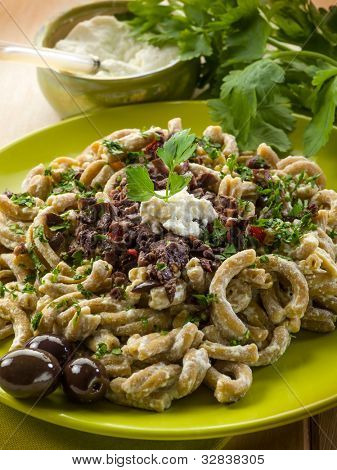 pasta casarecci met ricotta en zwarte olijven, gezonde voeding