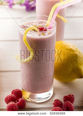 batido de frambuesa en vidrio con paja