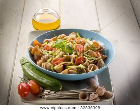  wheatmeal orecchiette met segment julienne courgettes en verse tomaten