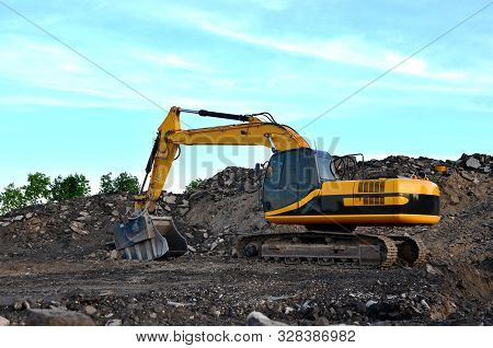 Excavator With Crusher Bucket For Crushing Concrete. Construction Waste Recycling For Construction M