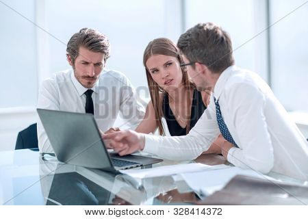 young employees discussing online news at a meeting