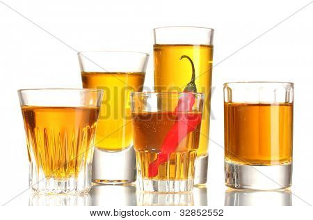 verres de poivre rouge et vodka piment isolé on white