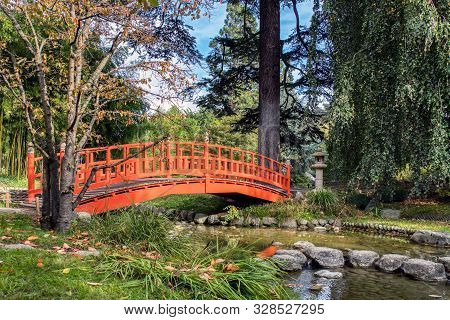 Boulogne-billancourt, France - October 18 2019: A Red Wooden Bridge In A Japanese Garden - Albert Ka