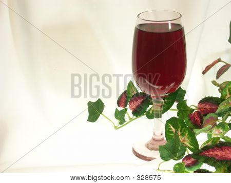 Kieliszek do wina czerwonego wina na białym tle