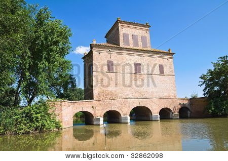 Abate věž. Mesola. Emilia-Romagna. Itálie.
