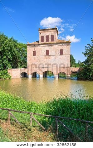 Abate věž. Mesola. Emilia-Romagna. Itálie.