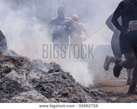 포 코노 매너, 펜 실바 니 아-4 월 28: 남자의 그룹 A에 힘든 Mudder에서 화재 워커 장애물을 통해 실행