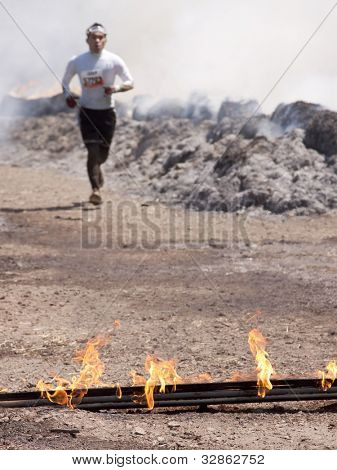 포 코노 매너, 펜 실바 니 아-4 월 28: 남자 힘든 Mudder에서 화재 워커 장애물을 통해에서 실행 됩니다 4 월 28 일, 
