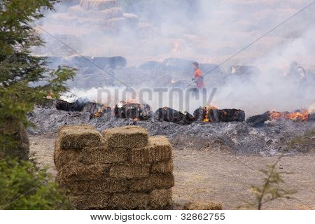 포 코노 매너, 펜 실바 니 아-4 월 28: 남자 힘든 Mudder에서 화재 워커 장애물을 통해에서 실행 됩니다 4 월 28 일, 