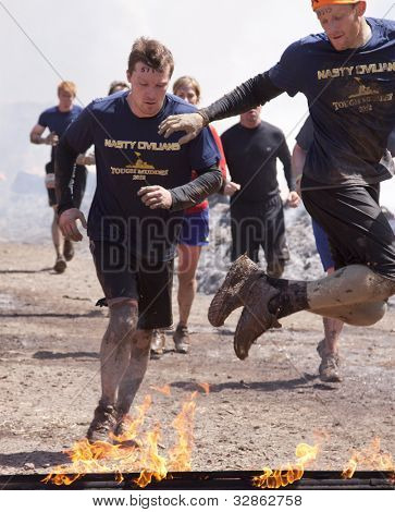포 코노 매너, 펜 실바 니 아-4 월 28: 남자의 그룹 A에 힘든 Mudder에서 화재 워커 장애물을 통해 실행