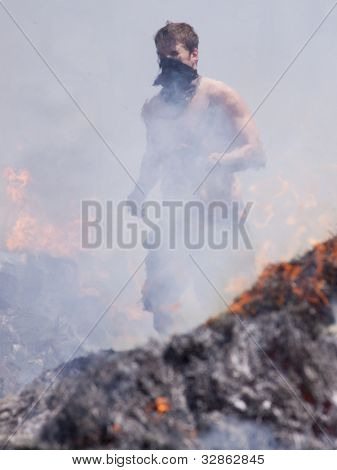 포 코노 매너, 펜 실바 니 아-4 월 28: 남자 힘든 Mudder에서 화재 워커 장애물을 통해에서 실행 됩니다 4 월 28 일, 