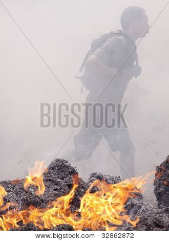 포 코노 매너, 펜 실바 니 아-4 월 28: 남자 힘든 Mudder에서 화재 워커 장애물을 통해에서 실행 됩니다 4 월 28 일, 