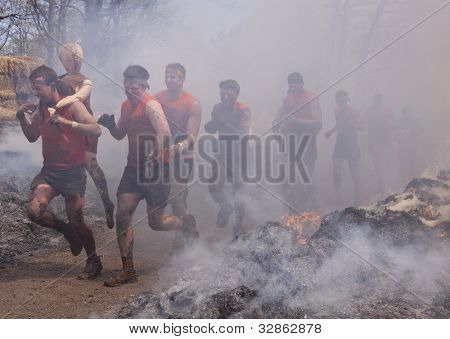 포 코노 매너, 펜 실바 니 아-4 월 28: 남자의 그룹 A에 힘든 Mudder에서 화재 워커 장애물을 통해 실행