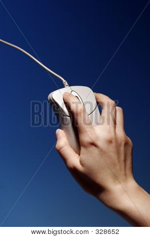 ภาพ Womans มือจับเมาส์คอมพิวเตอร์ - ช่างเทคนิคฝึกหัดการท่อง