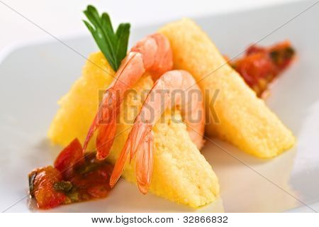 Polenta Scheiben mit gekochten Garnelen
