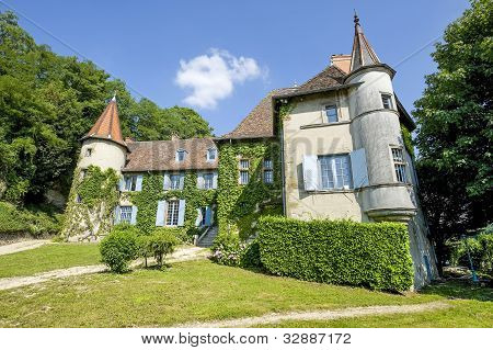 La-tour-du-pin – zamek