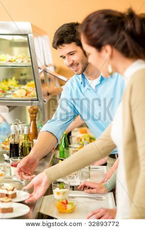 Postres en la cafetería de la gente con bandeja de servicio auto Cantina de servicio
