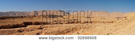 Makhtesh Katan Negev Çölü'nde doğal çöl peyzaj