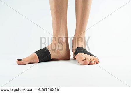 Stabilizing Orthosis For The Correction Of The Big Toe On The Woman Legs When Hallux Valgus, 2 Legs,