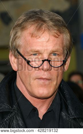 LOS ANGELES - JUN 17: Nick Nolte arrives to  the 'âThe Hulkâ World Premiere on June 17, 2003 in Hollywood, CA