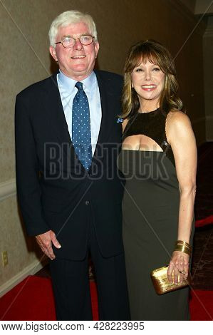 LOS ANGELES - AUG 19: Phil Donahue and Marlo Thomas arrives for the 2nd Annual 'Runway For Life' Celebrity Fashion Show on August 19, 2003 in Beverly Hills, CA