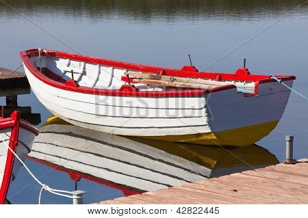 Barco de madeira com reflexão de flutuação
