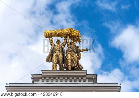 Moscow, Russia - June 30, 2021: Sculpture Worker And Kolkhoz Woman Above The Main Entrance To The Vd