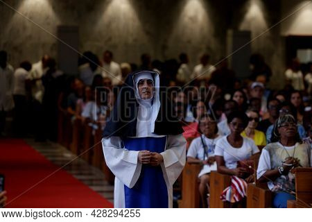 Admirers Of The Saint Dulce Of The Poor