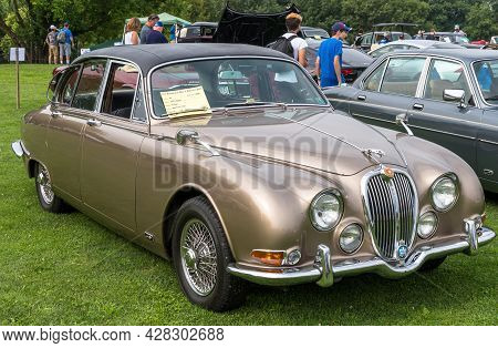 Pittsburgh, Pennsylvania, Usa July 24, 2021 The Pittsburgh Vintage Gran Prix In Schenley Park, A Yea