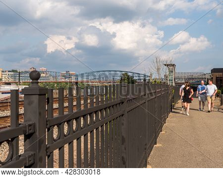 Pittsburgh, Pennsylvania, Usa July 25, 2021 People Walking Along A Walkway At Station Square With A 