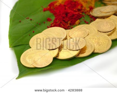 Gouden munten binnen een halve kokosnoot gehouden