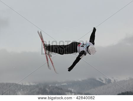 BUKOVEL, UKRAINE - 23 helmikuu: Naoya Tabara, Japani tekee antenni Hiihto aikana Freestyle Ski Worl