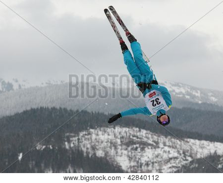 BUKOVEL, Ucrânia - 23 de fevereiro: Sergei Berestovskiy, Cazaquistão realiza esqui aéreo durante Freest