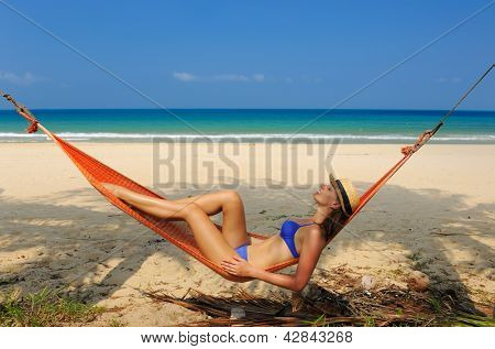 Nainen riippumatto tropical beach at Tioman island, Malesia