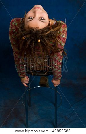 Portrait d'une belle femme avec des Dreadlocks sur fond bleu