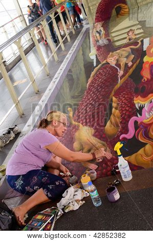 Bangkok - 3. marts: En kunstner (julie Kirk Purcell) under tegning og maleri hans 3D illustrationer i Liv