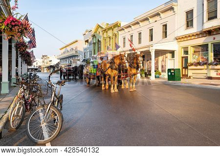 Mackinac Island Michigan, Usa - July 6, 2021: The Quiet Street Of Downtown Mackinac Island Michigan 
