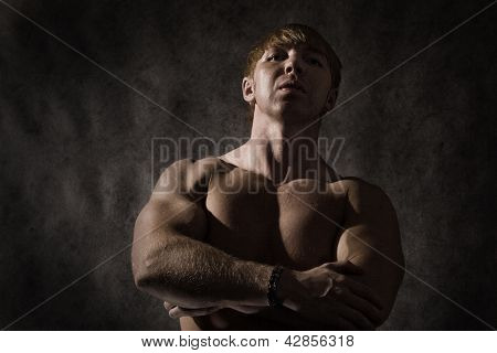 Bodybuilder หนุ่มกล้ามเนื้อ