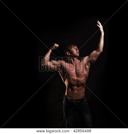 Bodybuilder หนุ่มกล้ามเนื้อ