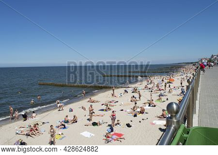 Zelenogradsk, Kaliningrad Region, Russia, June 29, 2021: Vacationers On The Beach Of The Baltic Sea 
