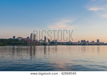 Udsigt fra Dnjepr floden på Dnepropetrovsk City