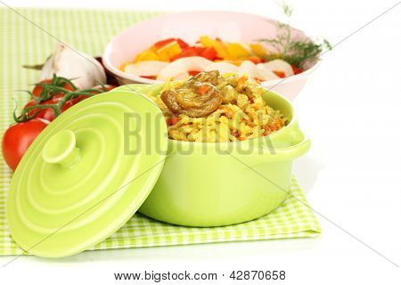 Köstlichen Pilaf mit Gemüse, isolated on white