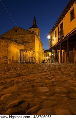 Grano Square At Nigth In The Leon City In Spain With The Nuestra Señora Del Mercado Church