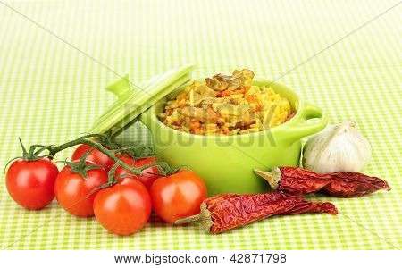 Köstlichen Pilaf mit Gemüse auf Tischtuch Hintergrund