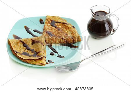 หวาน pancakes บนแผ่นกับนมข้นที่แยกต่างหากบนพื้นสีขาว