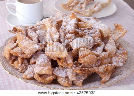 传统的波兰嘉年华糕饼叫做 'faworki' 或 'chrust'