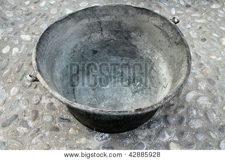 vanha iso potti